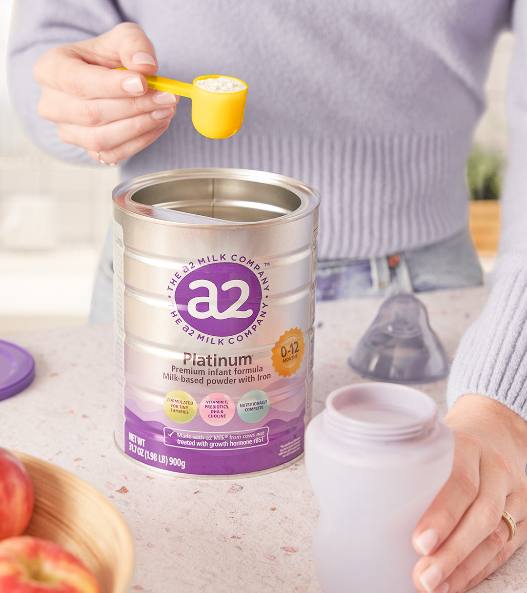Mom scooping a2 Platinum formula from can